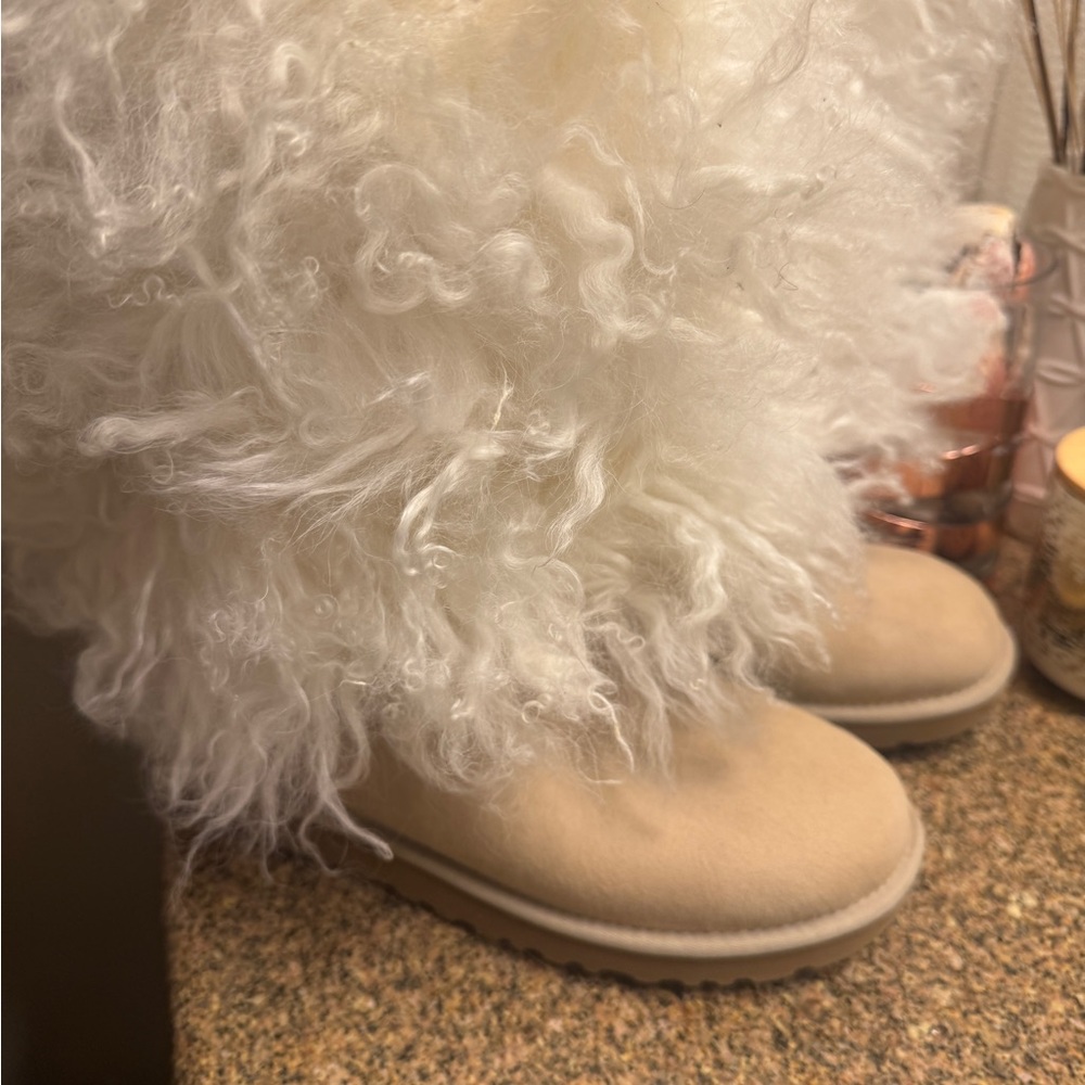 Ugg Lida Curly Sheepskin Mongolia fluffy Suede Boots Size 8 like new